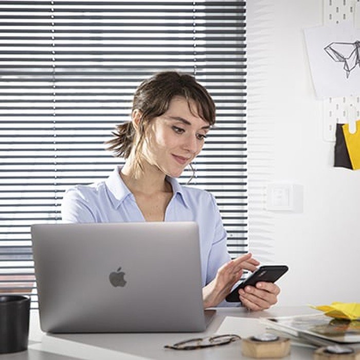 somfy-laptop-lady-remote-checking-smartphone