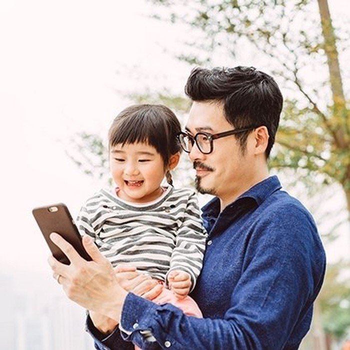 somfy-smart-home-family-man-kid-smartphone